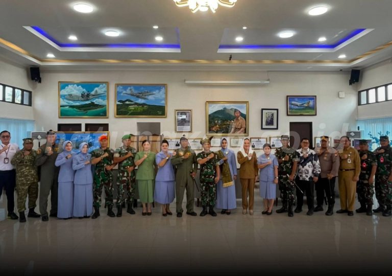 Bupati Natuna Cen Sui Lan menyambut kedatangan Panglima Komando Sektor II (Pangkosek II) Marsma TNI Nur Alimi beserta rombongan. Foto: INIKEPRI.COM