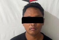 Polisi mengamankan tersangka R dalam kasus penipuan, penggelapan, dan pencurian dengan modus love scam. Foto: Dok. Polsek Batam Kota