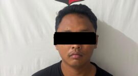 Polisi mengamankan tersangka R dalam kasus penipuan, penggelapan, dan pencurian dengan modus love scam. Foto: Dok. Polsek Batam Kota