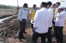 Menteri Pekerjaan Umum (PU) Dody Hanggodo (kiri) meninjau calon lokasi pembangunan Sekolah Rakyat (SR) di Kota Tanjungpinang, Provinsi Kepulauan Riau. Foto: Istimewa
