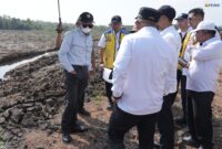 Menteri Pekerjaan Umum (PU) Dody Hanggodo (kiri) meninjau calon lokasi pembangunan Sekolah Rakyat (SR) di Kota Tanjungpinang, Provinsi Kepulauan Riau. Foto: Istimewa