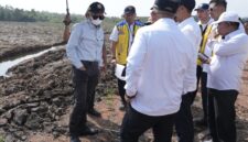 Menteri Pekerjaan Umum (PU) Dody Hanggodo (kiri) meninjau calon lokasi pembangunan Sekolah Rakyat (SR) di Kota Tanjungpinang, Provinsi Kepulauan Riau. Foto: Istimewa