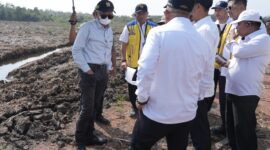 Menteri Pekerjaan Umum (PU) Dody Hanggodo (kiri) meninjau calon lokasi pembangunan Sekolah Rakyat (SR) di Kota Tanjungpinang, Provinsi Kepulauan Riau. Foto: Istimewa 