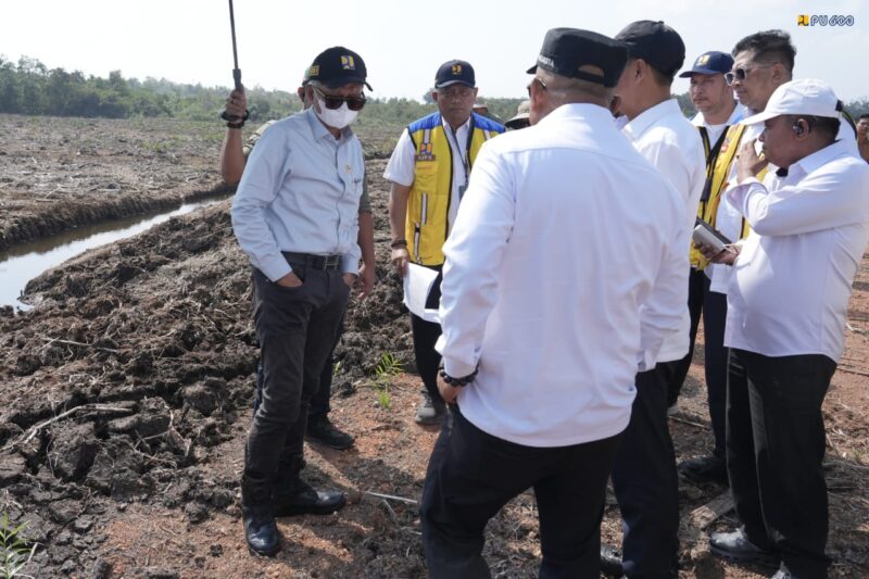 Menteri Pekerjaan Umum (PU) Dody Hanggodo (kiri) meninjau calon lokasi pembangunan Sekolah Rakyat (SR) di Kota Tanjungpinang, Provinsi Kepulauan Riau. Foto: Istimewa