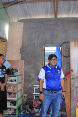 Rumah Warga Roboh di Tanjung Unggat, Lis Darmansyah Turun Langsung Bawa Bantuan
