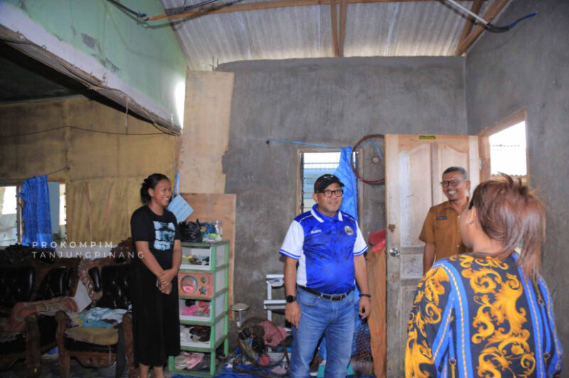 Wali Kota Tanjungpinang Lis Darmansyah turun langsung melihat rumah warga yang roboh. Foto: INIKEPRI.COM