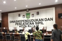 Warga mengurus dokumen kependudukan di Disdukcapil Batam. Foto: Istimewa 