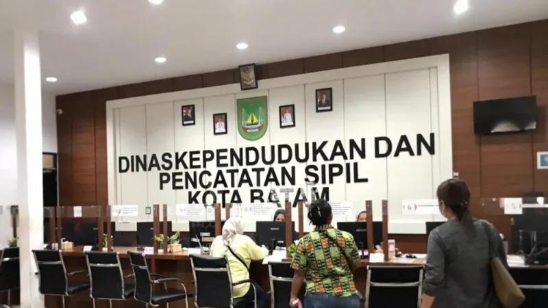 Warga mengurus dokumen kependudukan di Disdukcapil Batam. Foto: Istimewa 