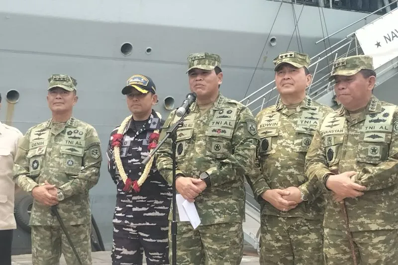 KSAL Laksamana TNI Muhammad Ali saat jumpa pers di depan Kapal Induk Giuseppe Garibaldi yang sedang bersandar di Dermaga 107, Pelabuhan Tanjung Priok, Jakarta Utara, Jumat (18/9/2026). Foto: ANTARA/Walda Marison