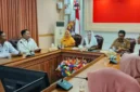 Bupati Natuna Cen Sui Lan saat berdiskusi bersama jajaran Sekolah Rakyat dan para pengasuh di ruang rapat Kantor Bupati Natuna. Foto: Istimewa 