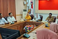 Bupati Natuna Cen Sui Lan saat berdiskusi bersama jajaran Sekolah Rakyat dan para pengasuh di ruang rapat Kantor Bupati Natuna. Foto: Istimewa