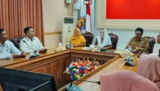 Bupati Natuna Cen Sui Lan saat berdiskusi bersama jajaran Sekolah Rakyat dan para pengasuh di ruang rapat Kantor Bupati Natuna. Foto: Istimewa 