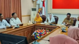 Bupati Natuna Cen Sui Lan saat berdiskusi bersama jajaran Sekolah Rakyat dan para pengasuh di ruang rapat Kantor Bupati Natuna. Foto: Istimewa 