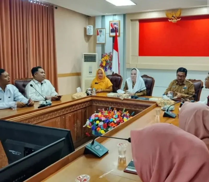 Bupati Natuna Cen Sui Lan saat berdiskusi bersama jajaran Sekolah Rakyat dan para pengasuh di ruang rapat Kantor Bupati Natuna. Foto: Istimewa