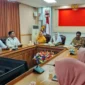 Bupati Natuna Cen Sui Lan saat berdiskusi bersama jajaran Sekolah Rakyat dan para pengasuh di ruang rapat Kantor Bupati Natuna. Foto: Istimewa 