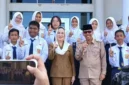 Bupati Natuna Cen Sui Lan dan Wakil Bupati Jarmin berfoto bersama pelajar Natuna. Foto: Istimewa