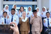 Bupati Natuna Cen Sui Lan dan Wakil Bupati Jarmin berfoto bersama pelajar Natuna. Foto: Istimewa 