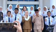 Bupati Natuna Cen Sui Lan dan Wakil Bupati Jarmin berfoto bersama pelajar Natuna. Foto: Istimewa