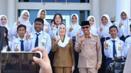 Bupati Natuna Cen Sui Lan dan Wakil Bupati Jarmin berfoto bersama pelajar Natuna. Foto: Istimewa 