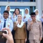 Bupati Natuna Cen Sui Lan dan Wakil Bupati Jarmin berfoto bersama pelajar Natuna. Foto: Istimewa 