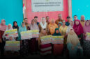 Sebanyak 70 orang lanjut usia (lansia) menerima bantuan sosial tunai, sementara enam orang masyarakat miskin ekstrem juga mendapatkan bantuan sosial dari pemerintah kabupaten Natuna. Foto: INIKEPRI.COM