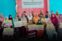Sebanyak 70 orang lanjut usia (lansia) menerima bantuan sosial tunai, sementara enam orang masyarakat miskin ekstrem juga mendapatkan bantuan sosial dari pemerintah kabupaten Natuna. Foto: INIKEPRI.COM