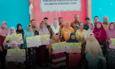 Bupati Cen Sui Lan Salurkan Bansos untuk Lansia dan Warga Miskin Ekstrem di Bunguran Utara