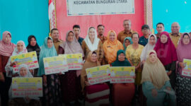 Sebanyak 70 orang lanjut usia (lansia) menerima bantuan sosial tunai, sementara enam orang masyarakat miskin ekstrem juga mendapatkan bantuan sosial dari pemerintah kabupaten Natuna. Foto: INIKEPRI.COM