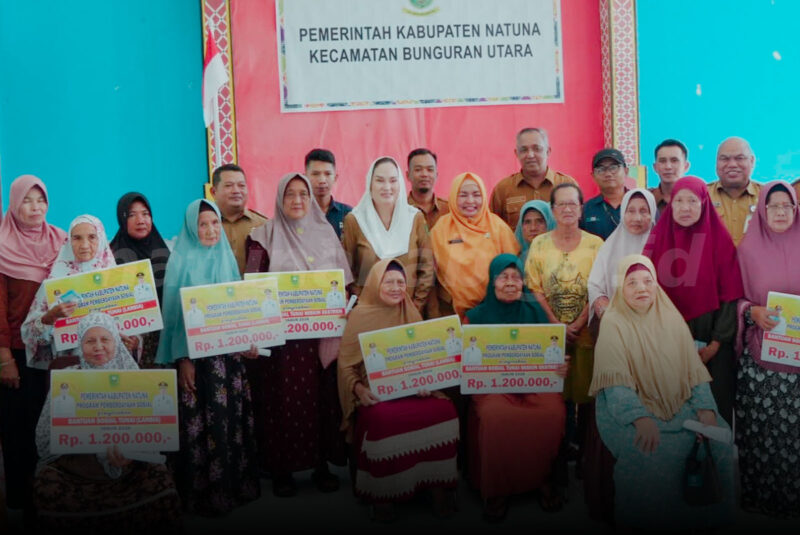 Sebanyak 70 orang lanjut usia (lansia) menerima bantuan sosial tunai, sementara enam orang masyarakat miskin ekstrem juga mendapatkan bantuan sosial dari pemerintah kabupaten Natuna. Foto: INIKEPRI.COM