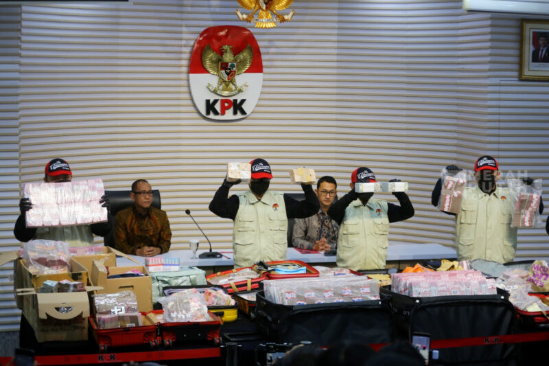 Komisi Pemberantasan Korupsi (KPK) menyita uang tunai senilai sekitar Rp106,3 miliar dalam operasi tangkap tangan (OTT) terkait dugaan korupsi pengurusan hak guna bangunan (HGB) Summarecon di lingkungan Kementerian Agraria dan Tata Ruang/Badan Pertanahan Nasional (ATR/BPN). Foto: Istimewa