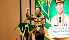 Wali Kota Batam, Amsakar Achmad, menyampaikan sambutan saat menghadiri Musda VII MD KAHMI dan FORHATI Kota Batam di Swiss-Belhotel Harbour Bay, Sabtu (19/9/2026). Foto: INIKEPRI.COM/Media Center Batam