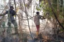 Tim Gabungan berjibaku memadamkan karhutla. Foto: INIKEPRI.COM/Polres Lingga