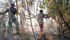 Tim Gabungan berjibaku memadamkan karhutla. Foto: INIKEPRI.COM/Polres Lingga