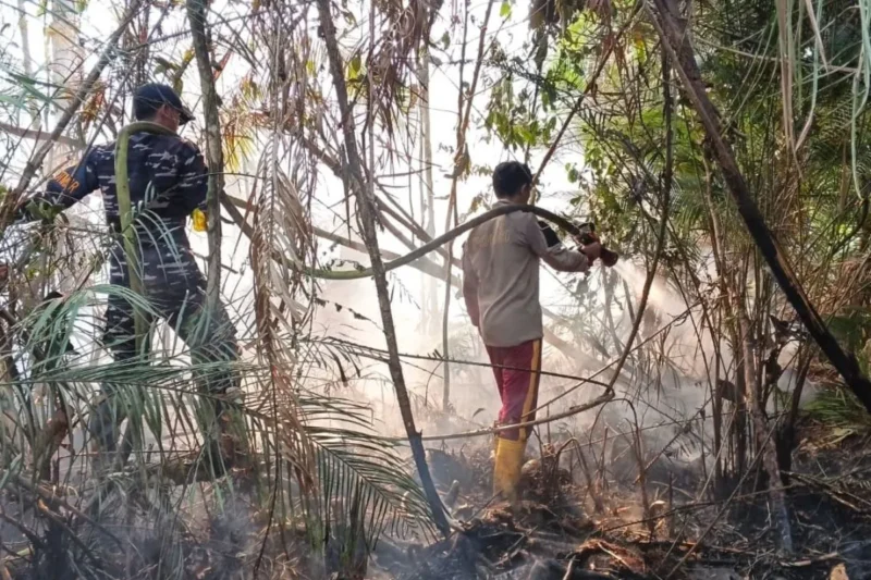 Tim Gabungan berjibaku memadamkan karhutla. Foto: INIKEPRI.COM/Polres Lingga