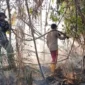 Tim Gabungan berjibaku memadamkan karhutla. Foto: INIKEPRI.COM/Polres Lingga
