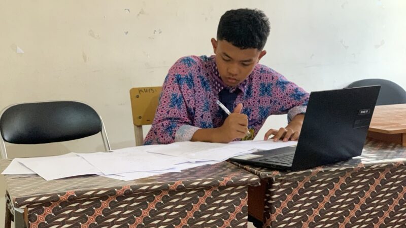Dendy Setiawan Nugroho, murid MTs Madani Tebuireng Bintan, berhasil meraih peringkat pertama Olimpiade Matematika jenjang SMP/MTs tingkat nasional. Foto: INIKEPRI.COM