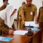 Pemerintah Kabupaten Natuna secara resmi melantik enam pejabat daerah menjadi pejabat fungsional di BPBD Kabupaten Natuna, di Kantor Bupati Natuna. Foto: Istimewa 