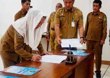 Pemerintah Kabupaten Natuna secara resmi melantik enam pejabat daerah menjadi pejabat fungsional di BPBD Kabupaten Natuna, di Kantor Bupati Natuna. Foto: Istimewa