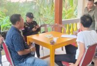 Pertandingan eksebisi domino antara Raja Mustakim melawan dua kades di Natuna. Foto: INIKEPRI.COM