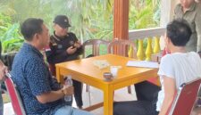 Pertandingan eksebisi domino antara Raja Mustakim melawan dua kades di Natuna. Foto: INIKEPRI.COM