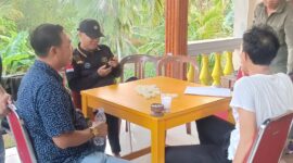Pertandingan eksebisi domino antara Raja Mustakim melawan dua kades di Natuna. Foto: INIKEPRI.COM