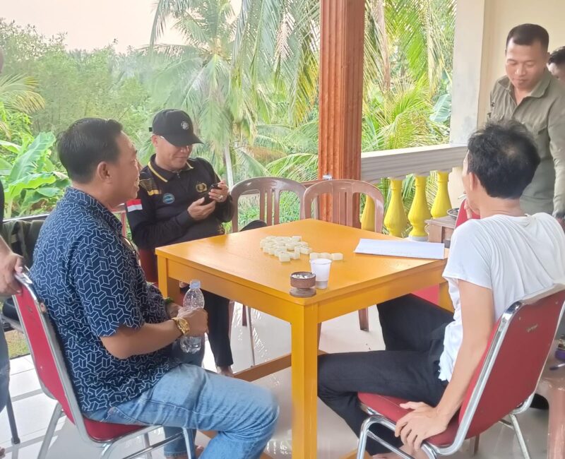 Pertandingan eksebisi domino antara Raja Mustakim melawan dua kades di Natuna. Foto: INIKEPRI.COM