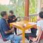 Pertandingan eksebisi domino antara Raja Mustakim melawan dua kades di Natuna. Foto: INIKEPRI.COM