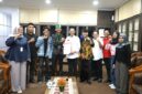 Wali Kota Batam, Amsakar Achmad, berdialog dengan mahasiswa dan pemuda saat menerima audiensi Koalisi Angkatan Muda Bersatu Kota Batam di Kantor Wali Kota Batam. Foto: INIKEPRI.COM/Media Center Batam 
