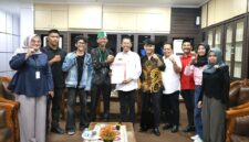 Wali Kota Batam, Amsakar Achmad, berdialog dengan mahasiswa dan pemuda saat menerima audiensi Koalisi Angkatan Muda Bersatu Kota Batam di Kantor Wali Kota Batam. Foto: INIKEPRI.COM/Media Center Batam 