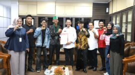 Wali Kota Batam, Amsakar Achmad, berdialog dengan mahasiswa dan pemuda saat menerima audiensi Koalisi Angkatan Muda Bersatu Kota Batam di Kantor Wali Kota Batam. Foto: INIKEPRI.COM/Media Center Batam 