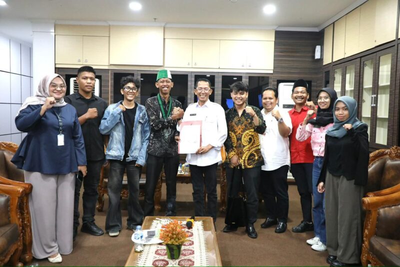Wali Kota Batam, Amsakar Achmad, berdialog dengan mahasiswa dan pemuda saat menerima audiensi Koalisi Angkatan Muda Bersatu Kota Batam di Kantor Wali Kota Batam. Foto: INIKEPRI.COM/Media Center Batam