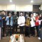 Wali Kota Batam, Amsakar Achmad, berdialog dengan mahasiswa dan pemuda saat menerima audiensi Koalisi Angkatan Muda Bersatu Kota Batam di Kantor Wali Kota Batam. Foto: INIKEPRI.COM/Media Center Batam 