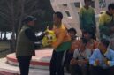 Raja Mustakim menyerahkan bantuan sembako ke salah satu petugas kebersihan. Foto: INIKEPRI.COM