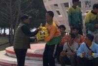 Raja Mustakim menyerahkan bantuan sembako ke salah satu petugas kebersihan. Foto: INIKEPRI.COM